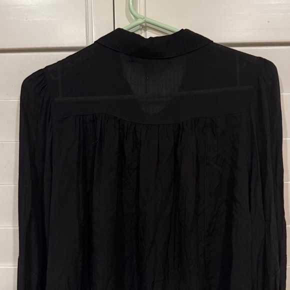 Chic Black Blouse with Elegant Sleeves - Picture 5 of 6